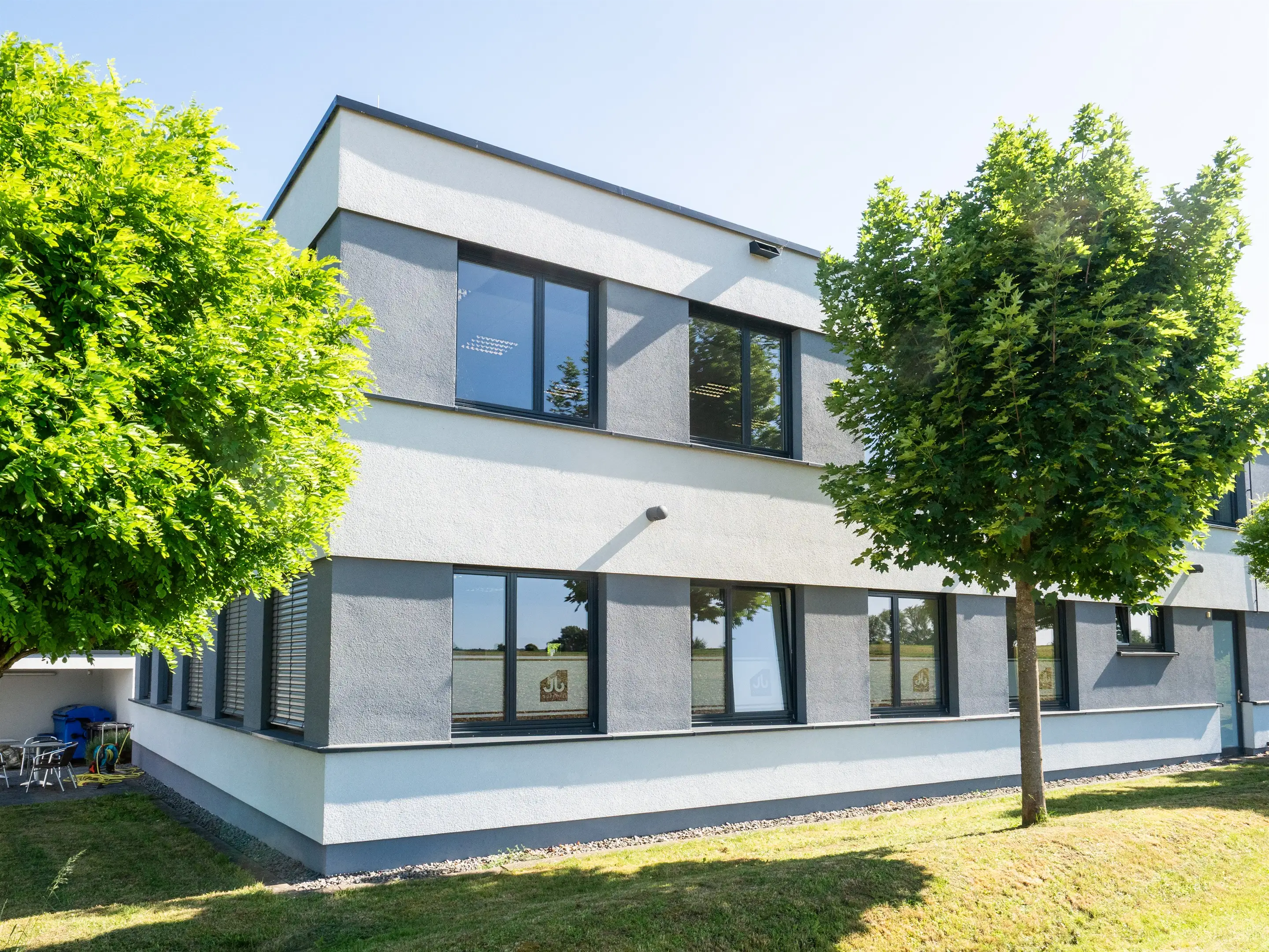 Das Bürogebäude des Planungsbüros Neuscheler in Pliezhausen, Ansicht von der Gartenseite
