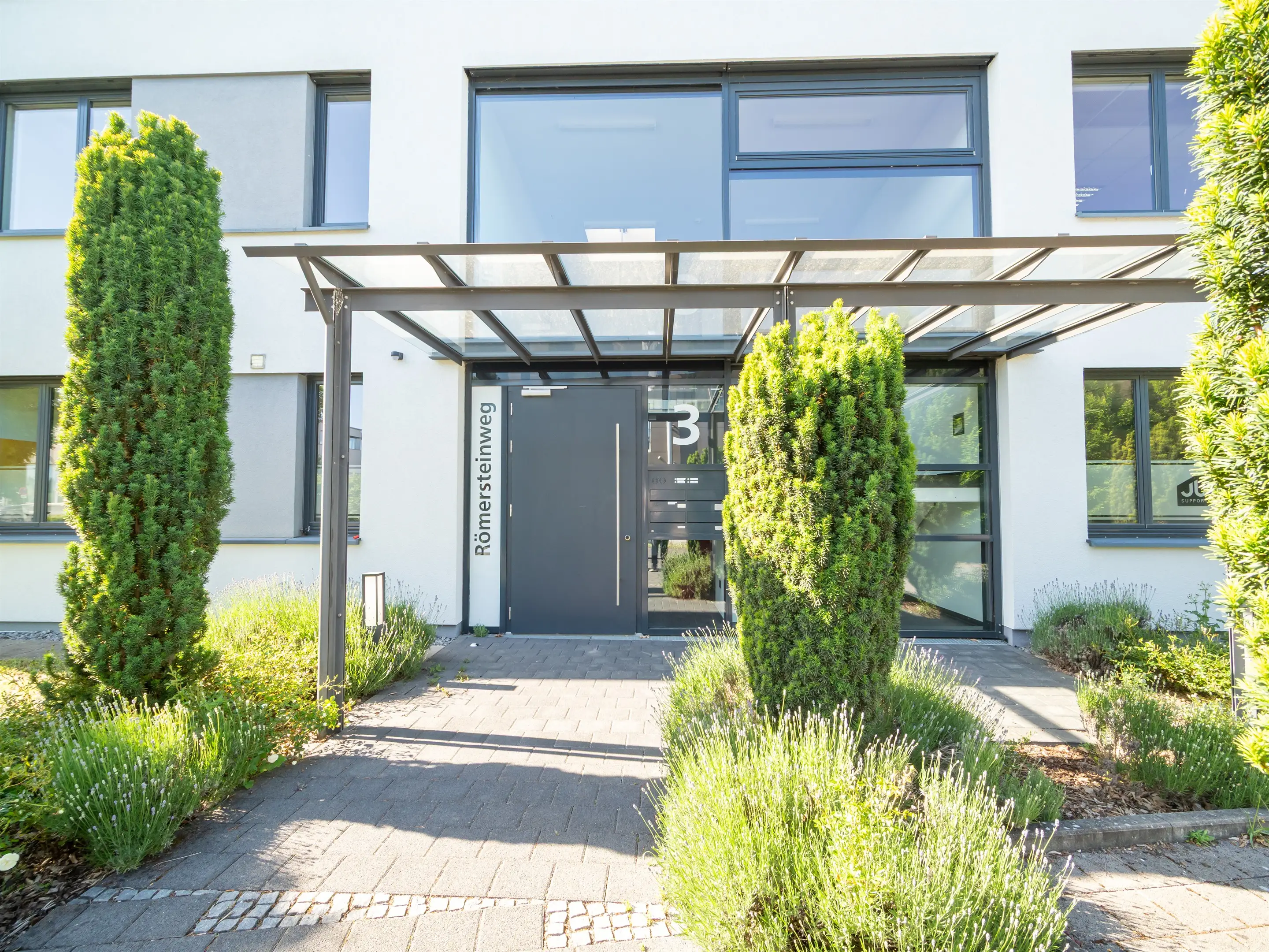 Eingang des Bürogebäudes am Römersteinweg 3 in Pliezhausen