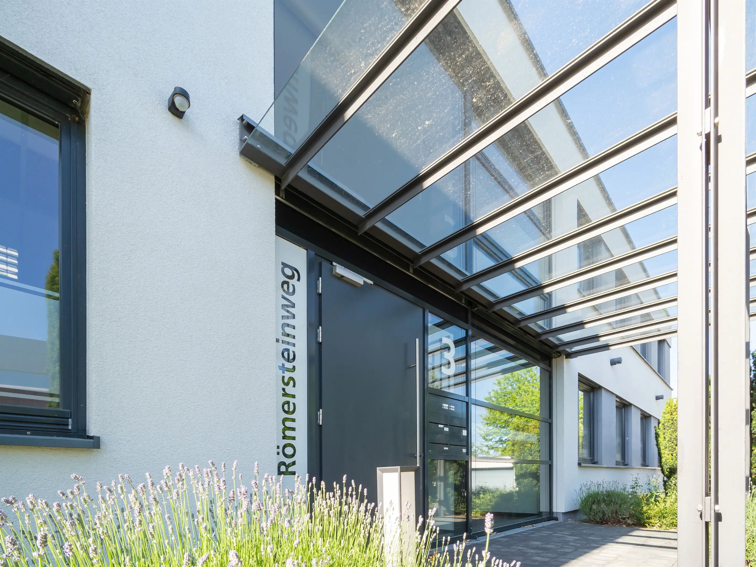 Glasvordach über dem Eingang des Bürogebäudes