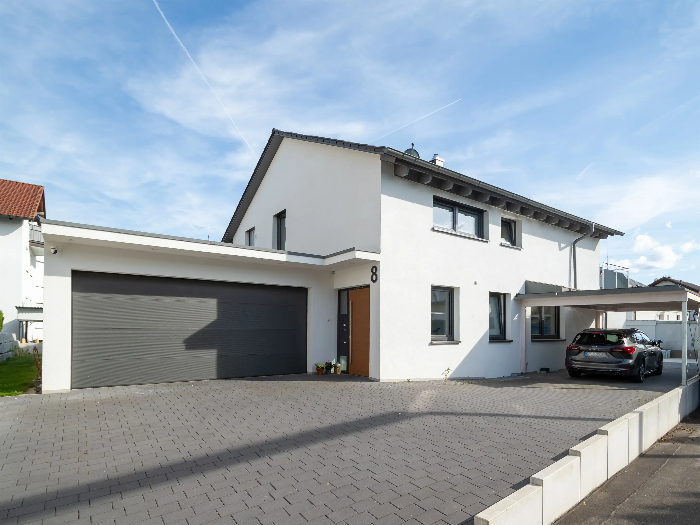 Eingangsseite mit Garage, frontal aufgenommen