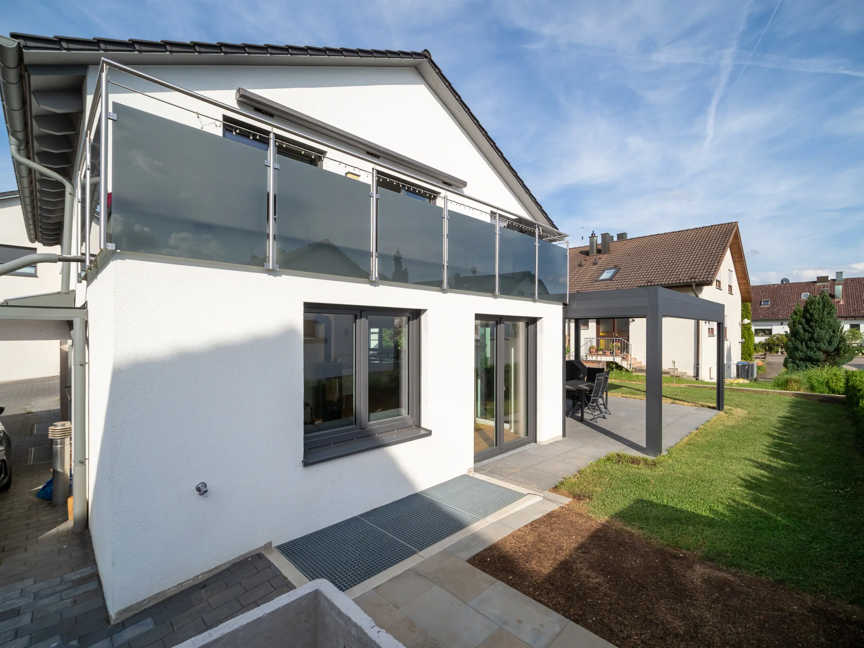 Terrasse mit Pergola und Glasbrüstung darüber