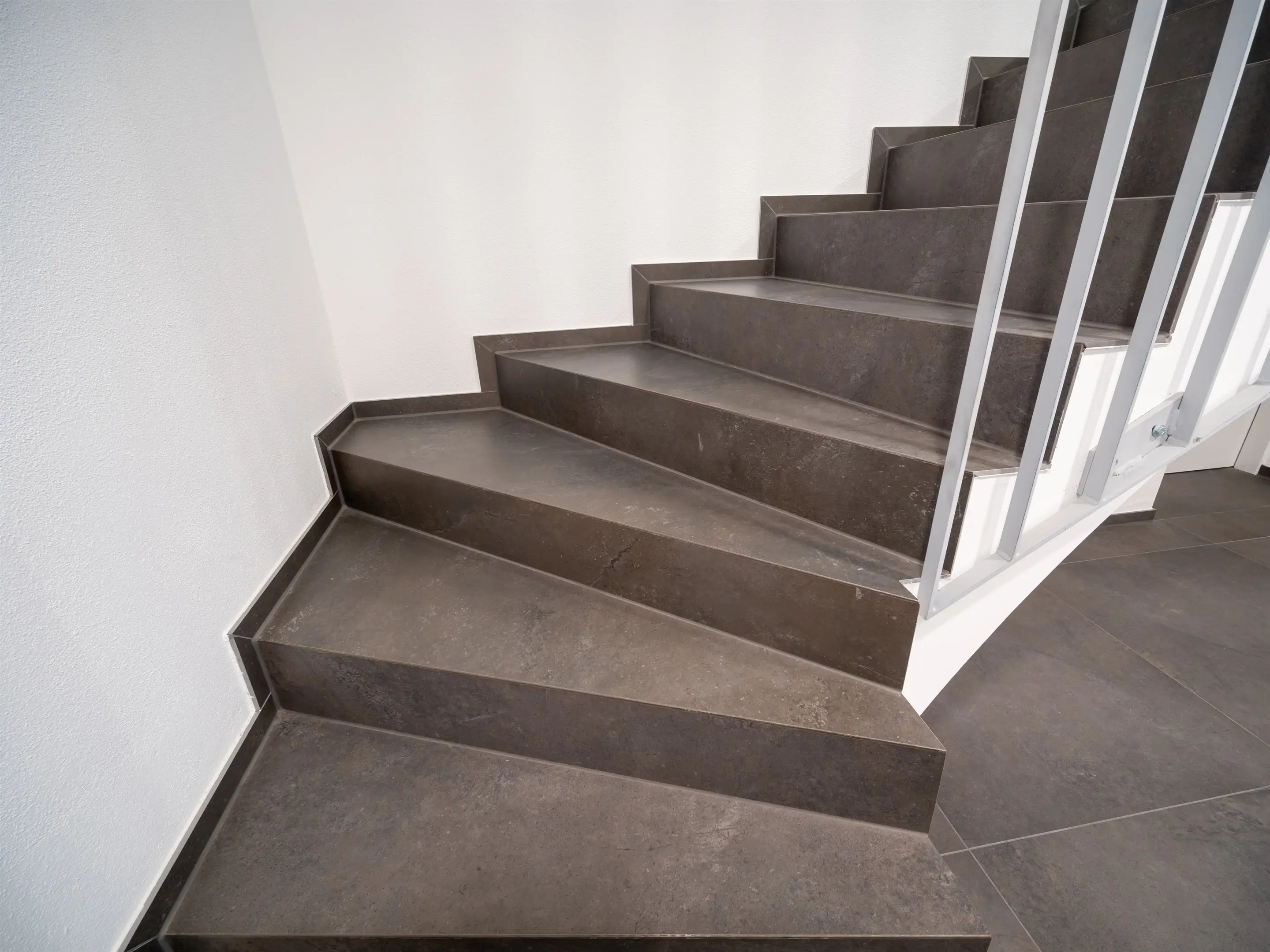 Treppe mit weißer Wange