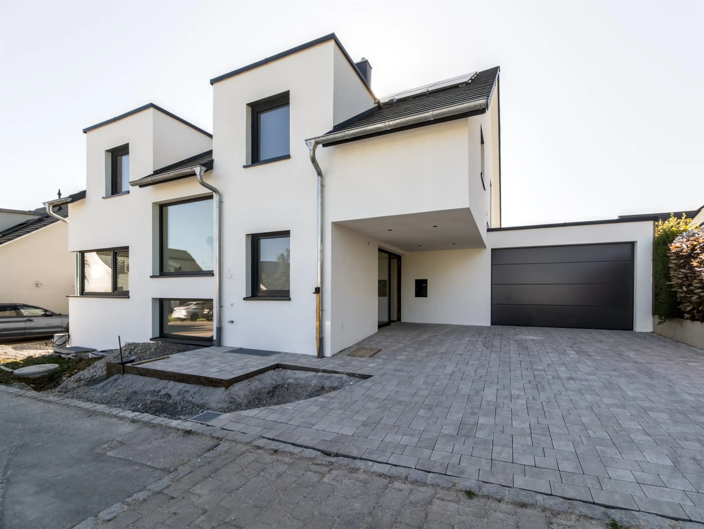 Straßenseite des Hauses mit Einfahrt und Garage