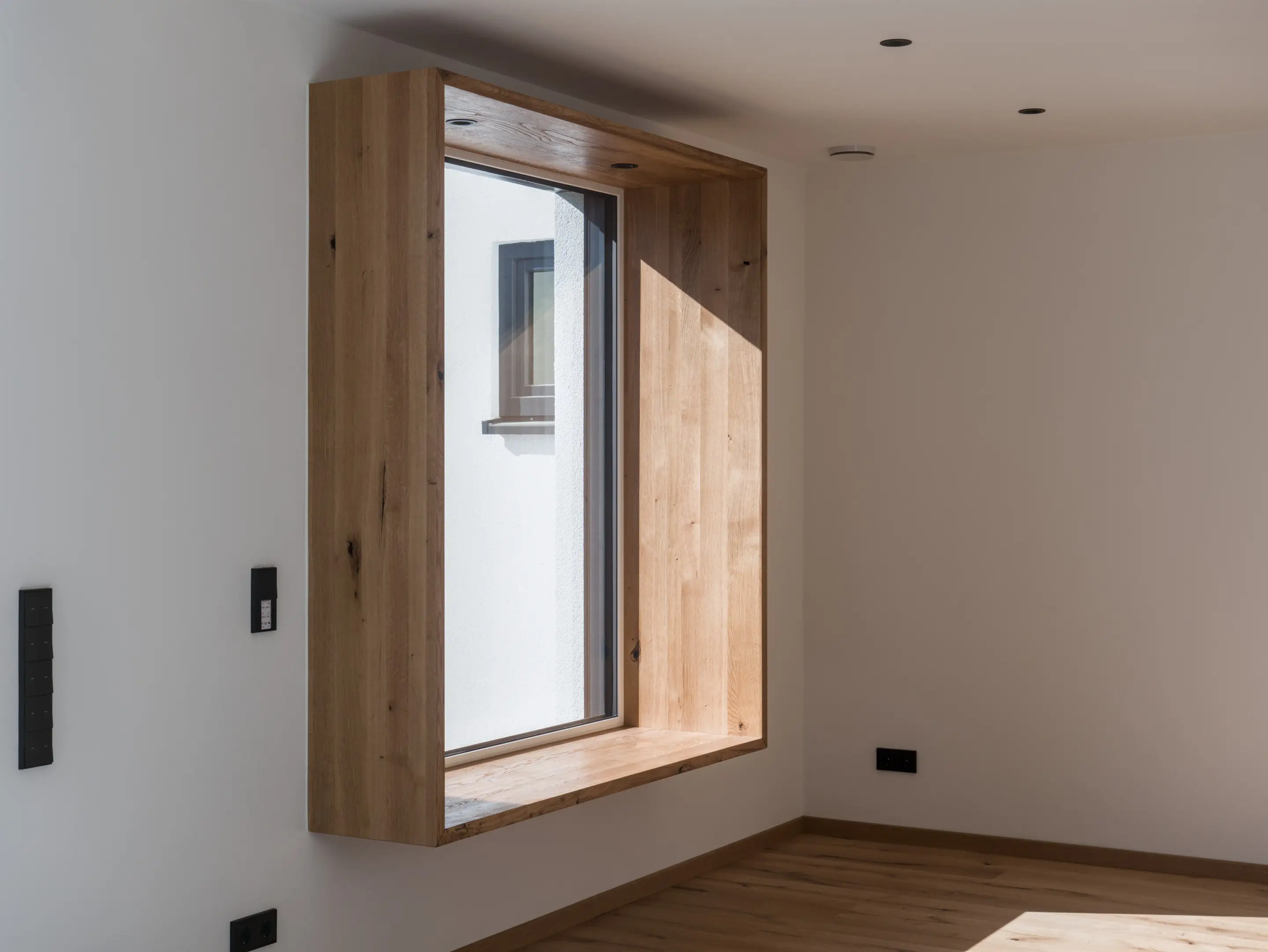 Erkerfenster mit Laibung in Alteiche
