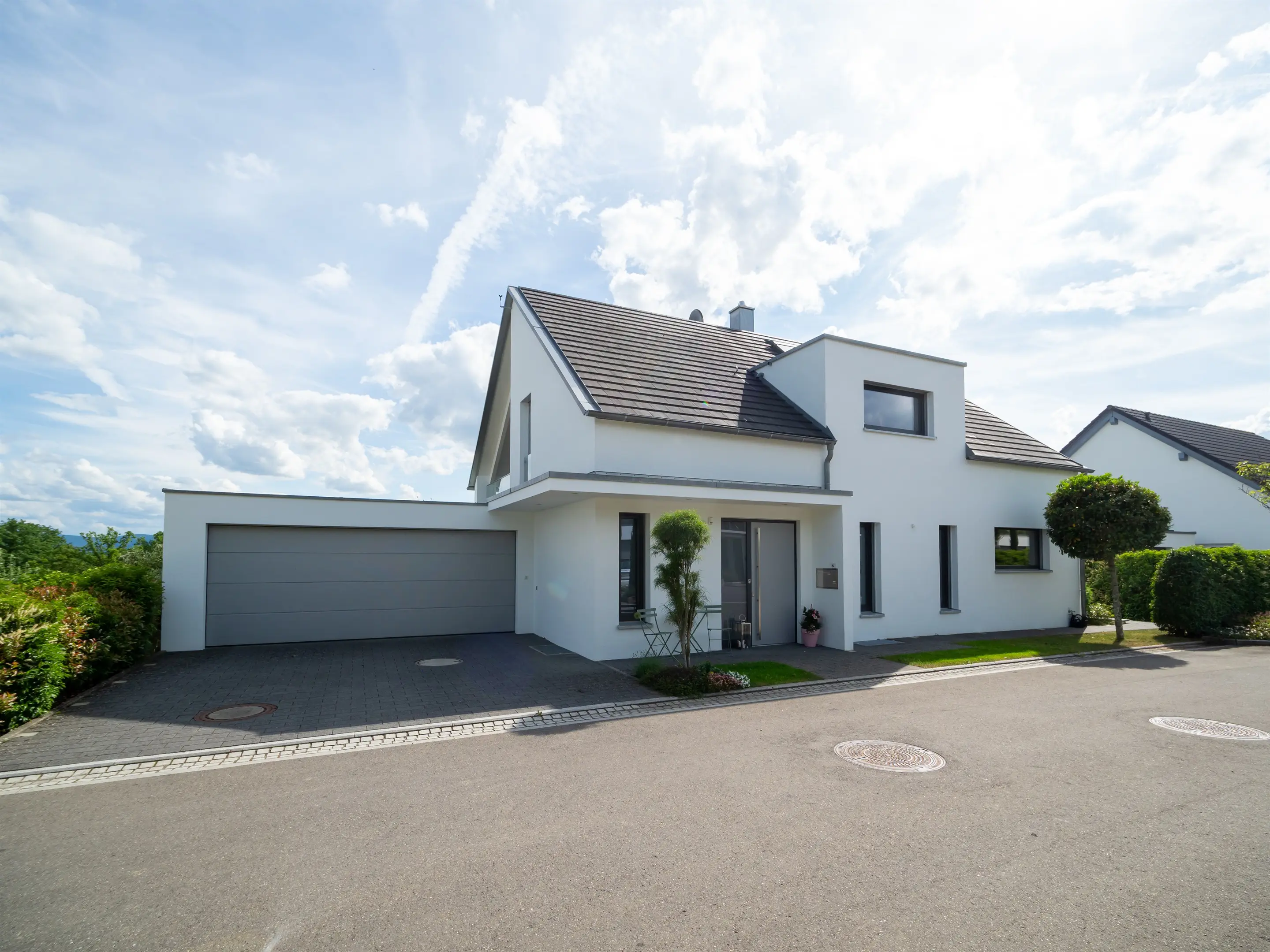 Ankunft von der Straße, Haus mit Garage