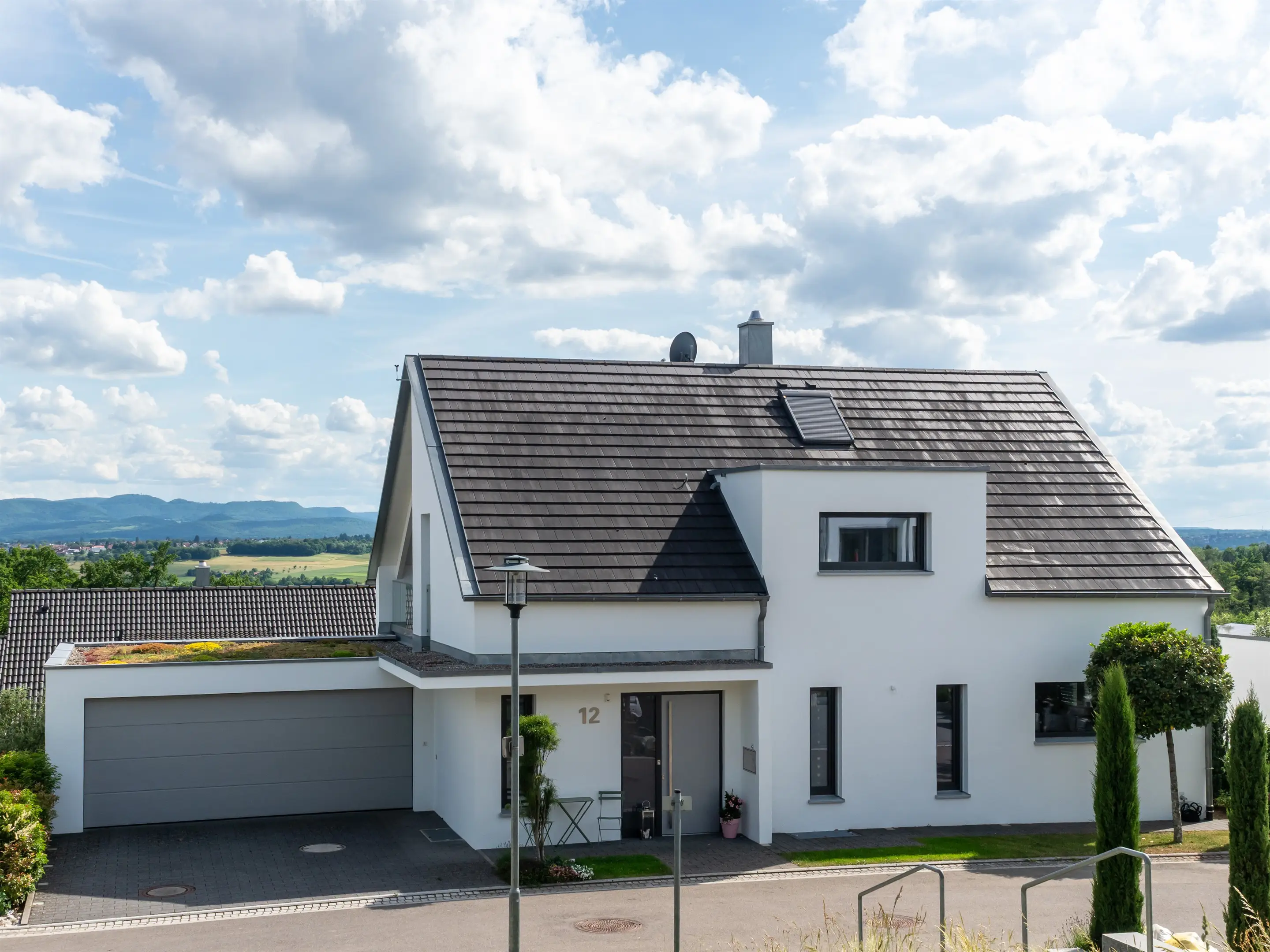 Gesamtansicht an der Hangkante mit Blick ins Tal