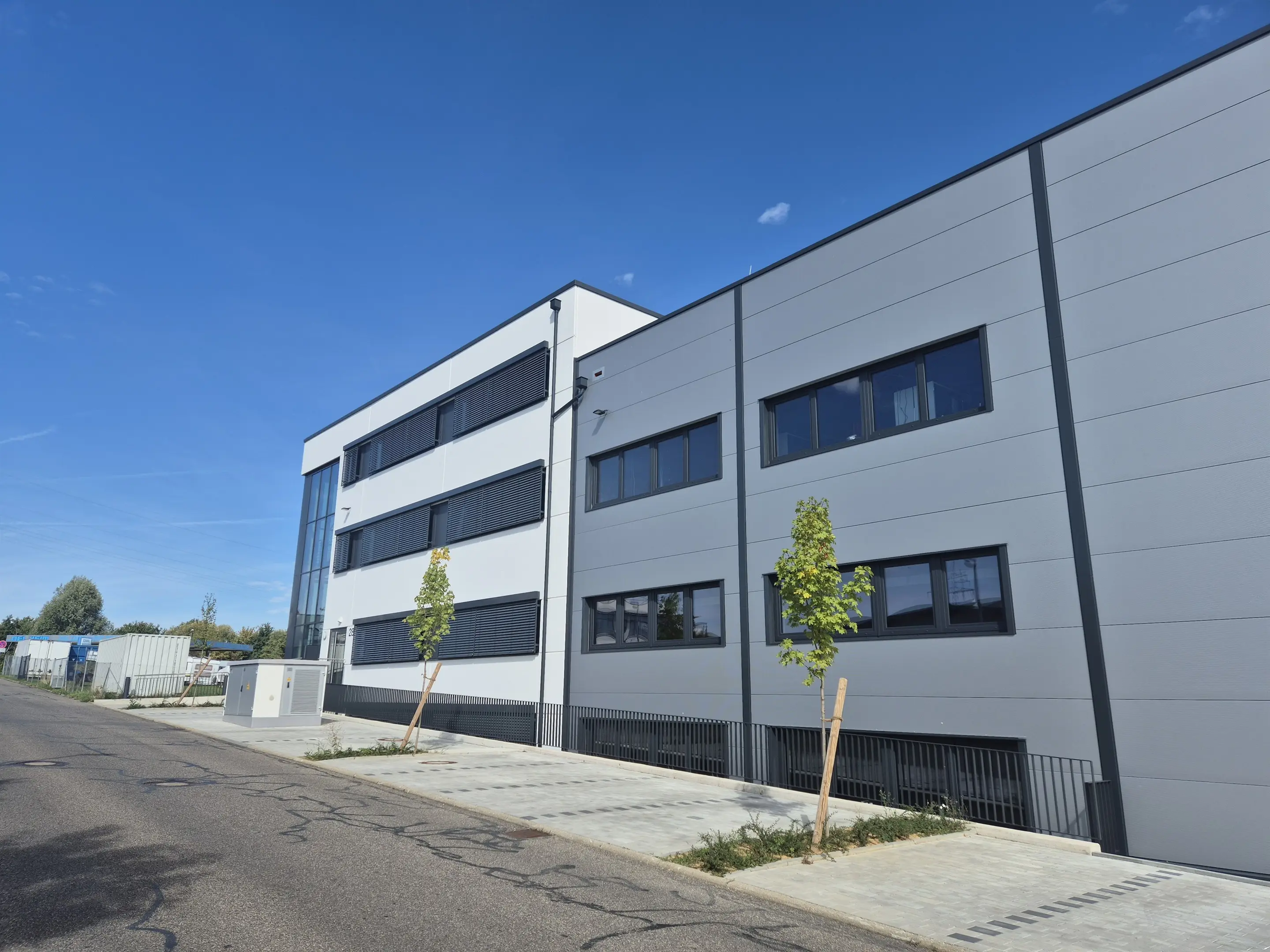 Nahsicht der Bürofassade mit Hallenflügel
