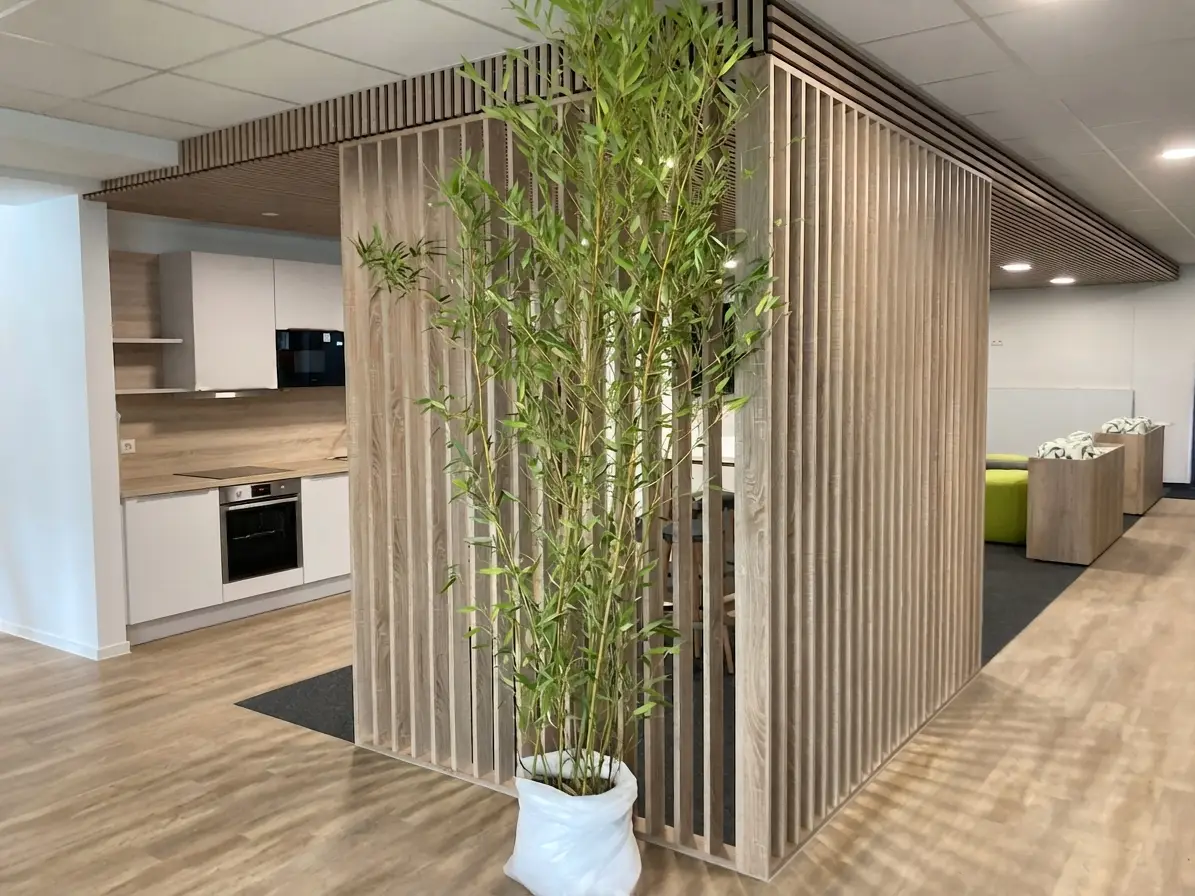 Teeküche mit Holzlamellen-Raumteiler