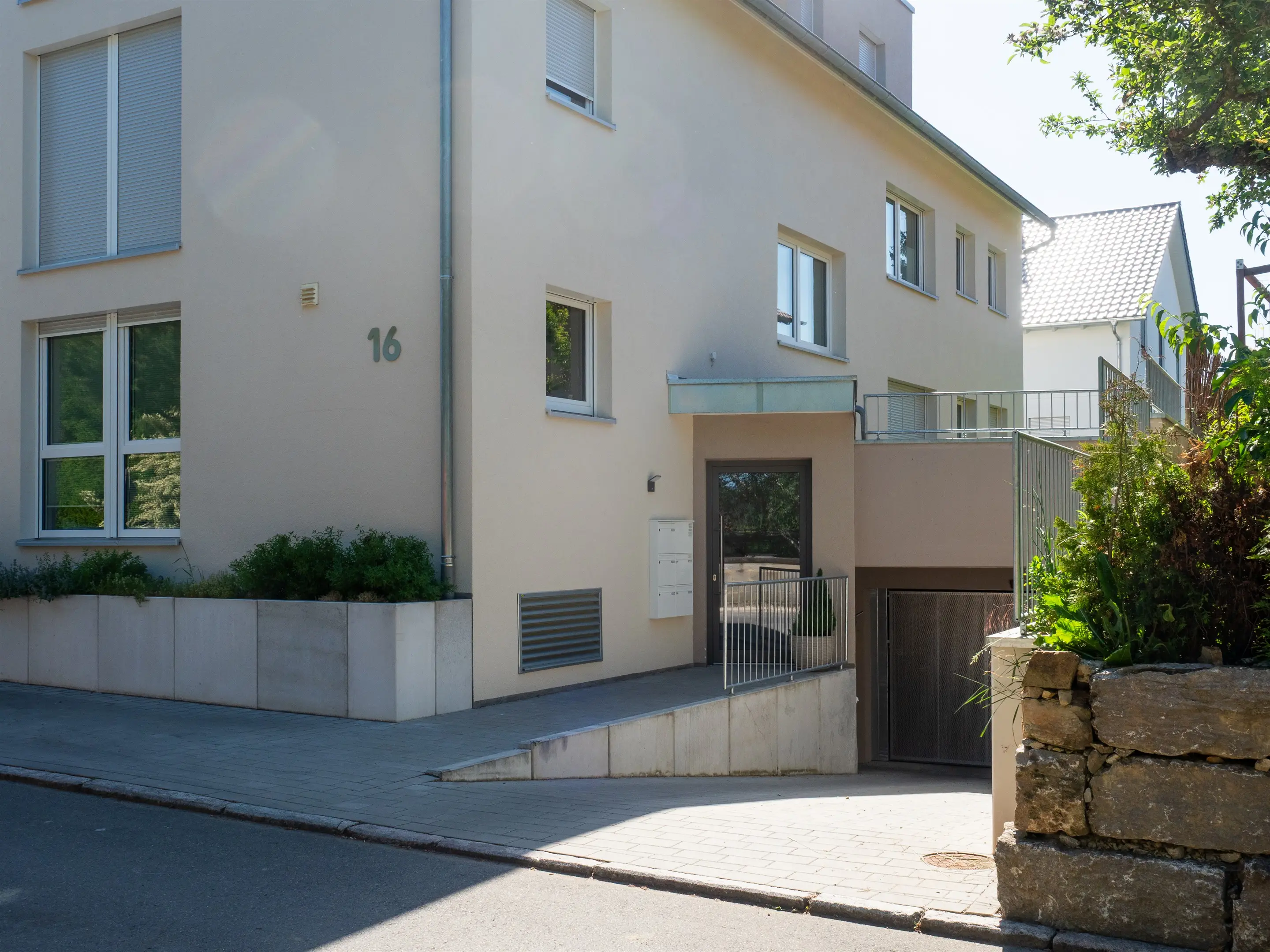 Eingangsseite mit Zugang und Tor