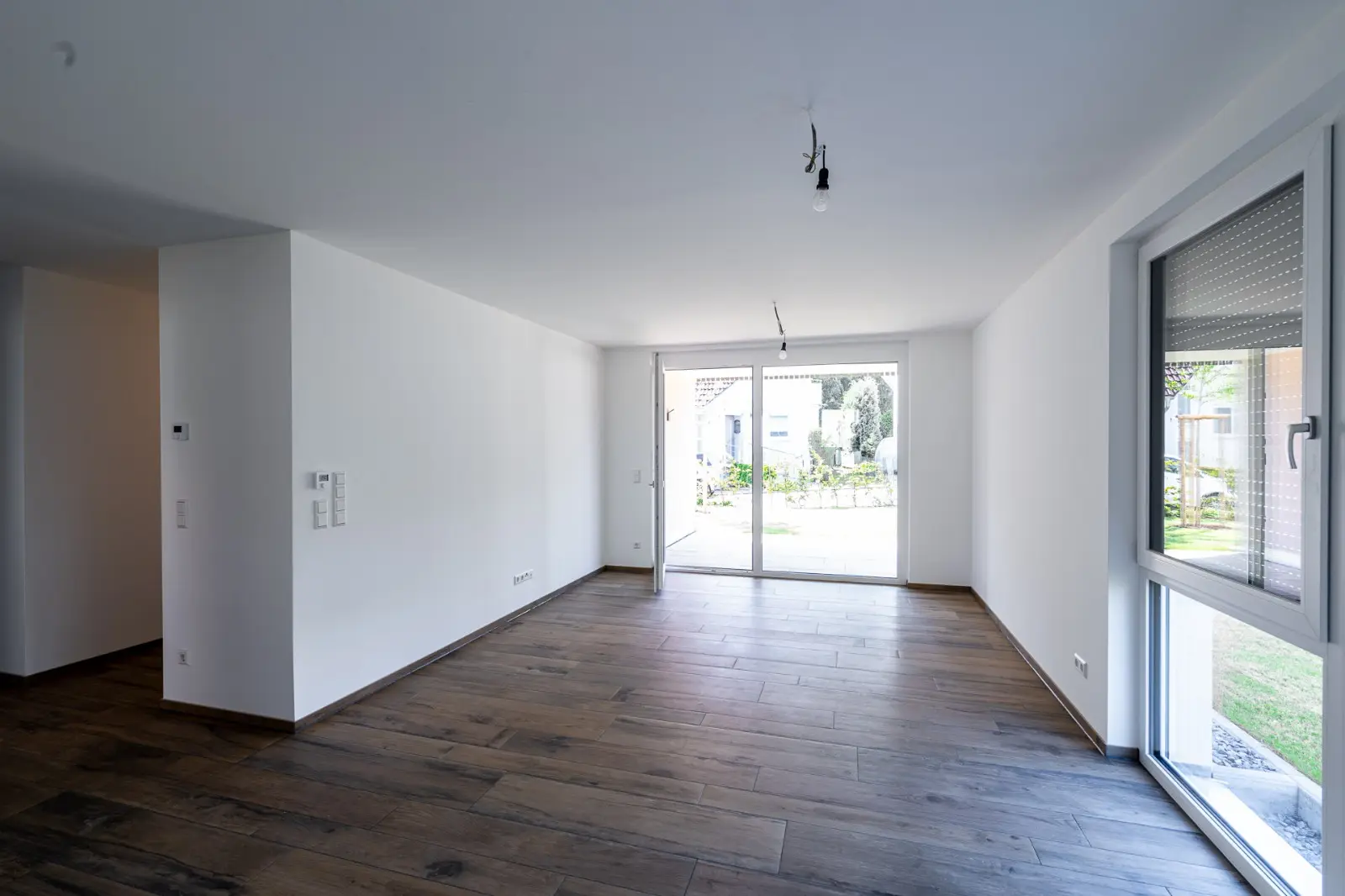 Wohnraum mit Terrassentür zum Garten