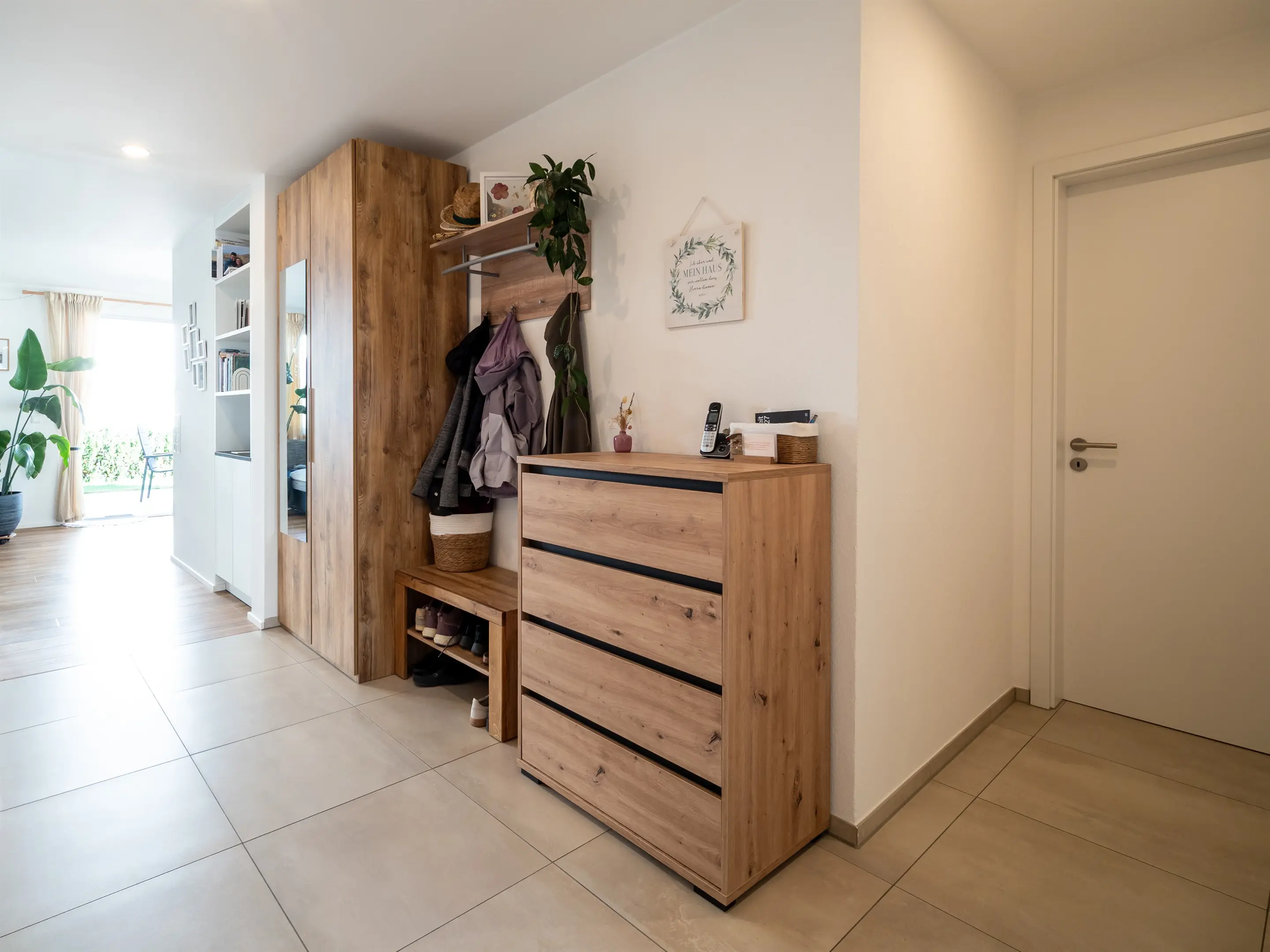 Wohnungsdiele mit breiter Tür und schwellenlosem Boden