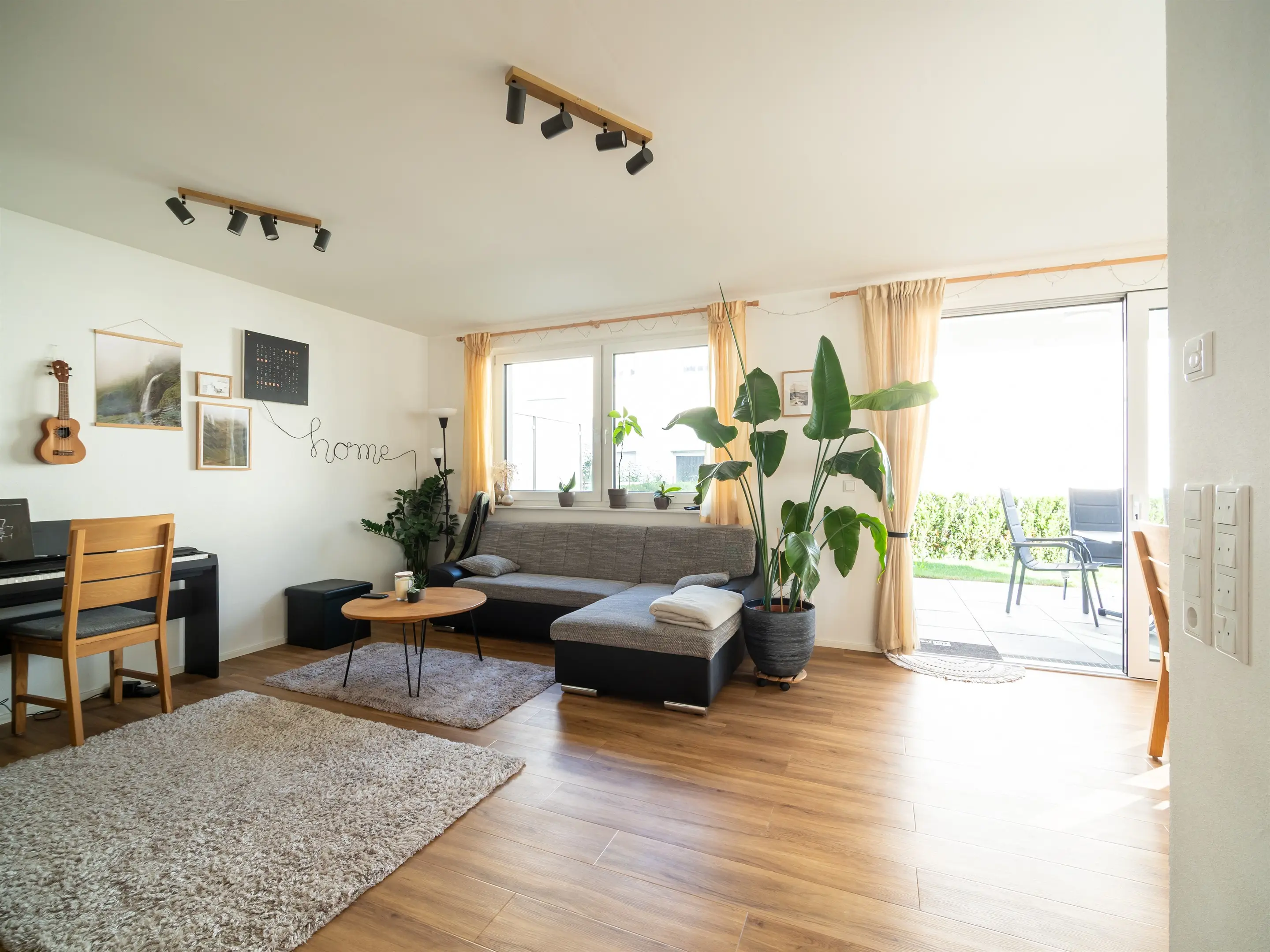 Offener Wohnraum mit Austritt zur Terrasse