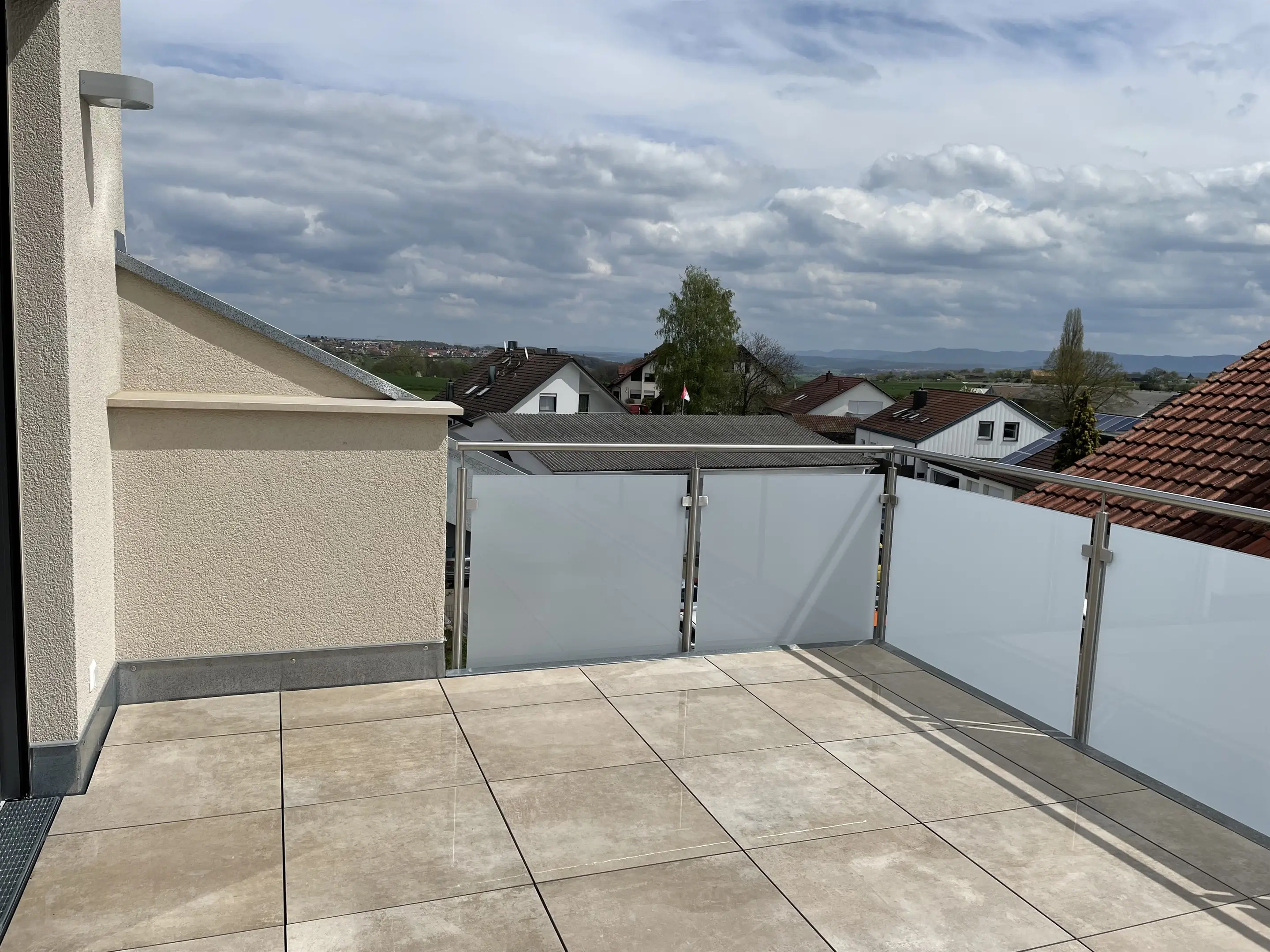 Dachterrasse des Penthouses mit Glasgeländer