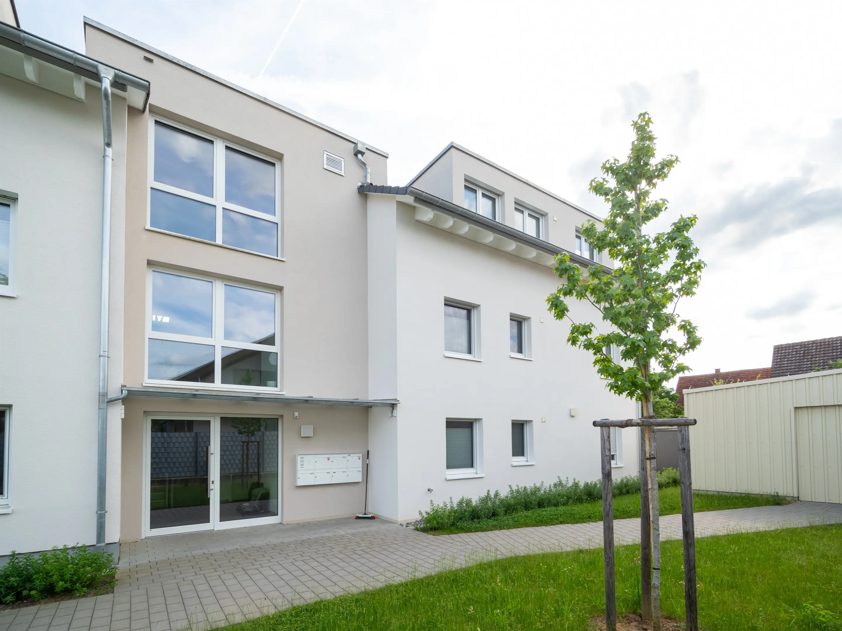 Hofseite mit Eingang und verglastem Treppenhaus