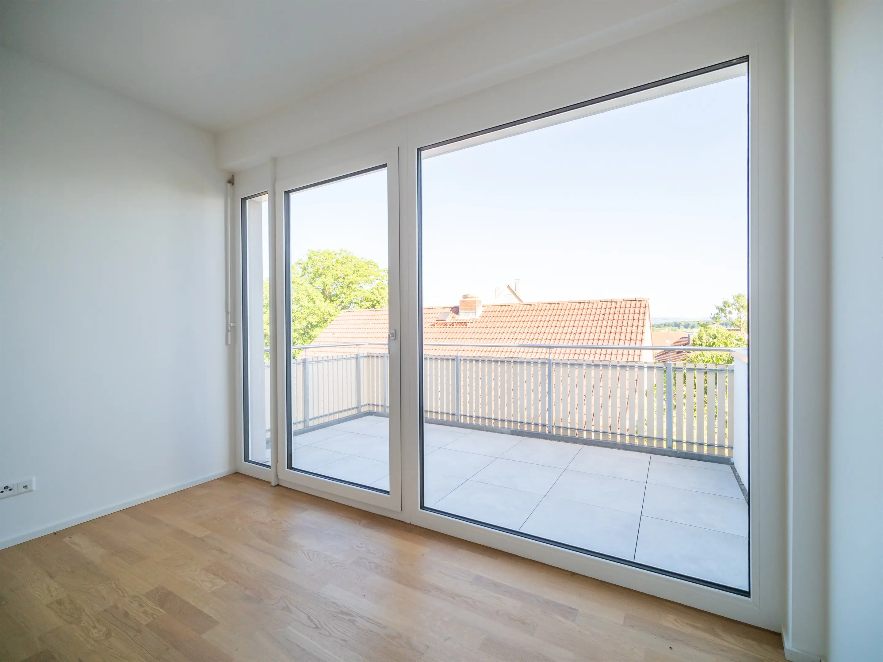 Zimmer mit raumhoher Verglasung zur Loggia