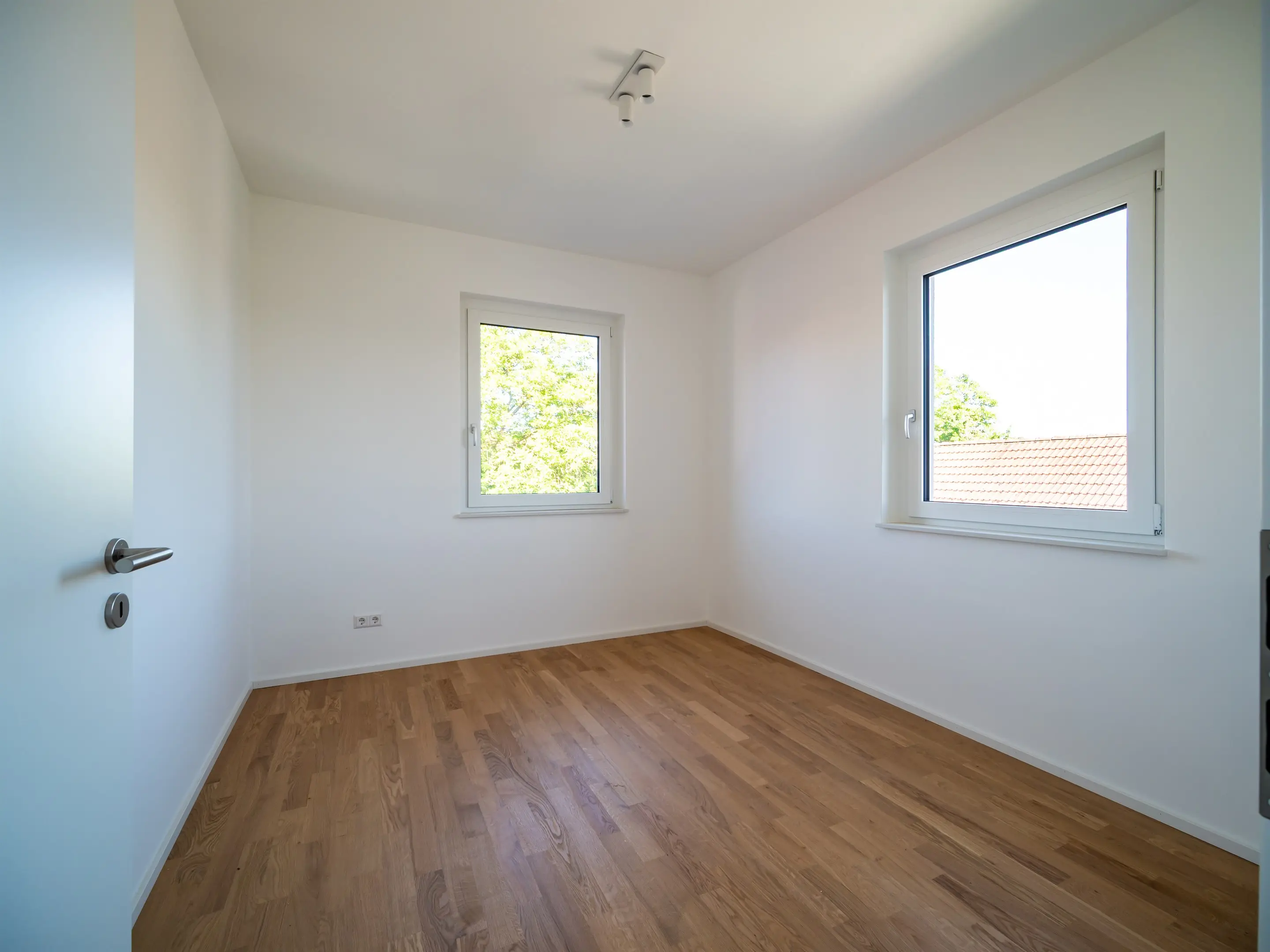 Eckzimmer mit zwei Fenstern