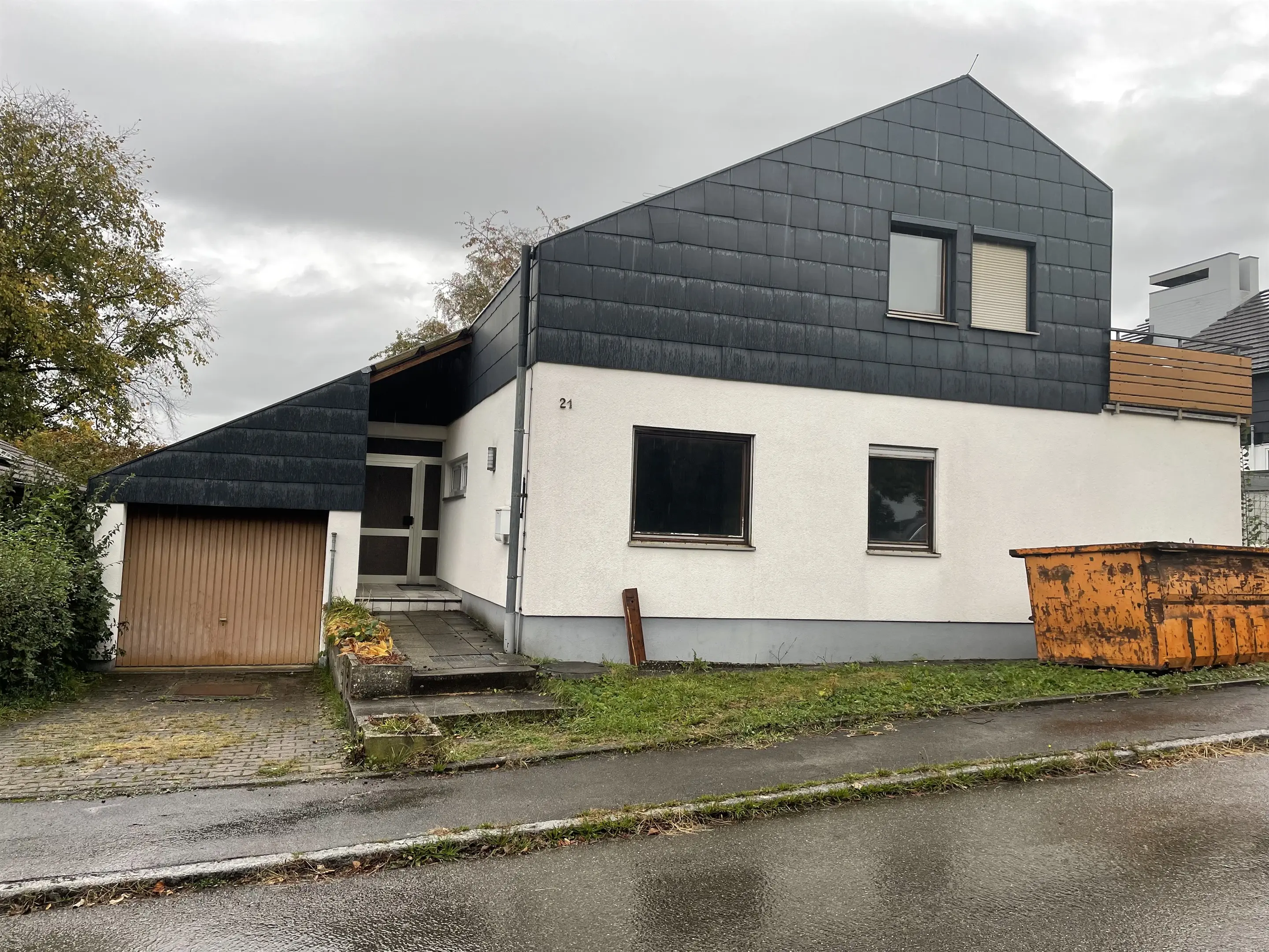 Vor dem Umbau: Altbau mit Schieferbehang und alter Holzgarage