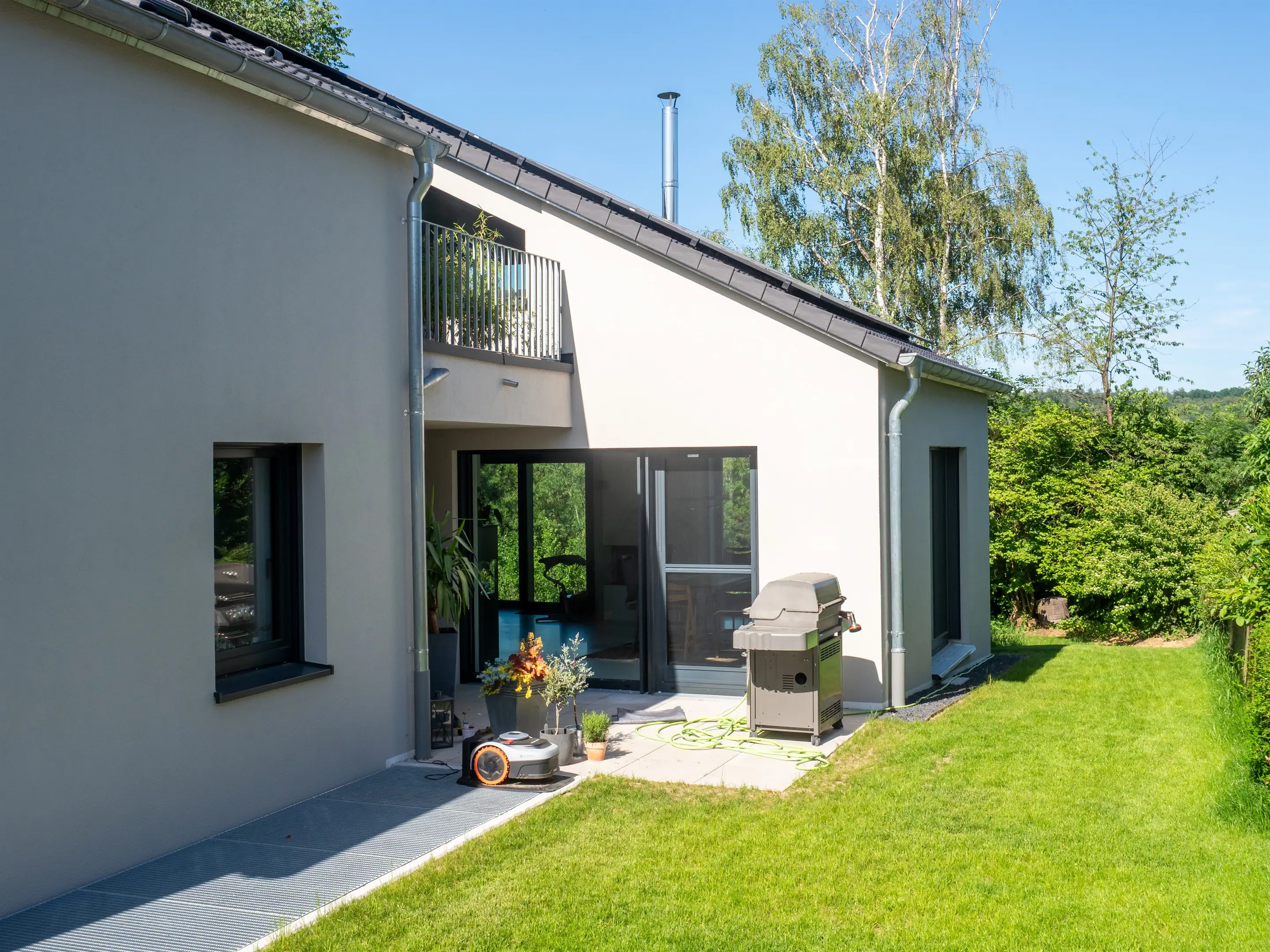 Gartenseite mit Loggia in Hanglage