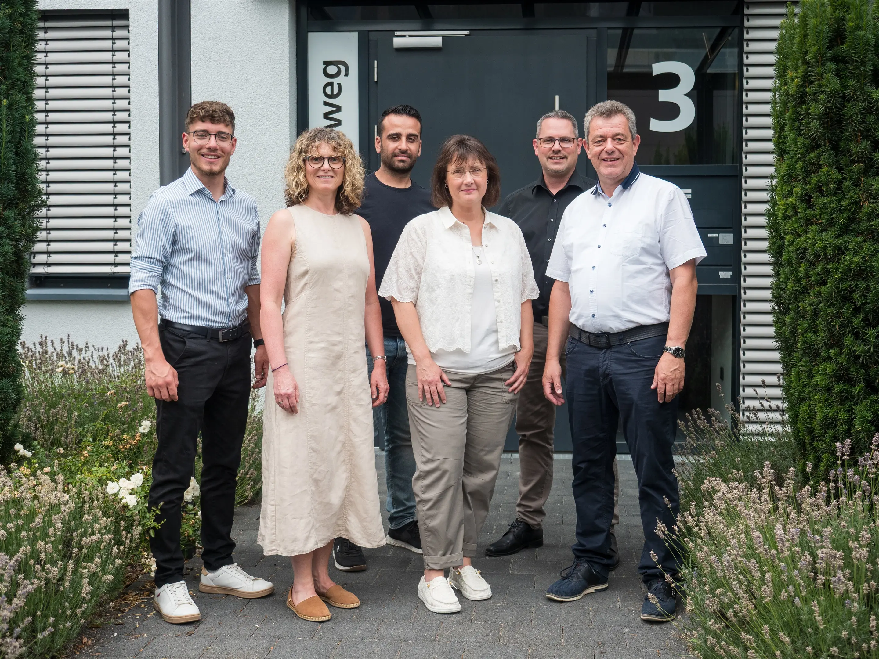 Das Team des Planungsbüros vor dem Bürogebäude in Pliezhausen